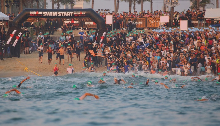 Các vận động viên tranh tài ở phần thi bơi.