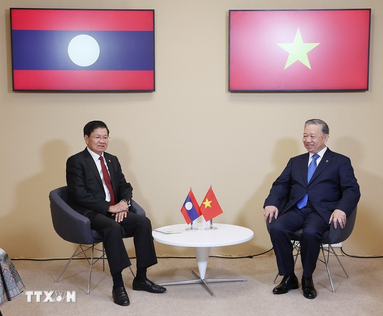 Tổng Bí thư, Chủ tịch nước Tô Lâm tiếp xúc song phương với Tổng Bí thư, Chủ tịch nước Lào Thongloun Sisoulith. (Ảnh: TTXVN)
