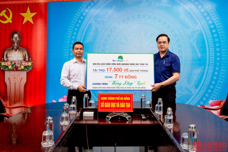 Lãnh đạo sở Giáo dục và Đào tạo Đà Nẵng tiếp nhận chương trình tài trợ từ đại diện Khu du lịch Núi Thần Tài.