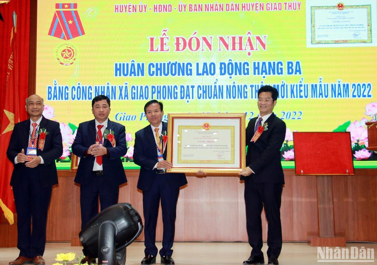 Đồng chí Trần Anh Dũng trao Bằng công nhận xã đạt chuẩn nông thôn mới kiểu mẫu, giai đoạn 2021-2025 cho đại diện Đảng bộ, chính quyền và nhân dân xã Giao Phong.