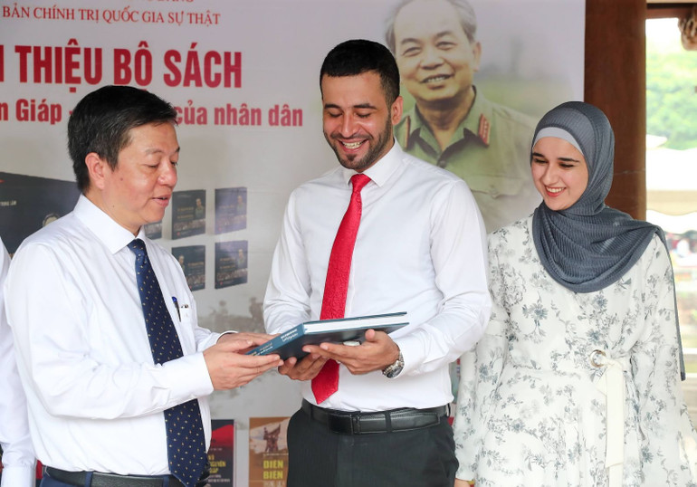 PGS, TS Vũ Trọng Lâm, Giám đốc - Tổng Biên tập Nhà xuất bản Chính trị quốc gia Sự thật và ông Saleem Hammad - dịch giả tiếng Arập cuốn sách “Võ Nguyên Giáp - Vị tướng của nhân dân” chia sẻ về nội dung cuốn sách tại buổi lễ. PGS, TS Vũ Trọng Lâm, Giám đốc - Tổng Biên tập Nhà xuất bản Chính trị quốc gia Sự thật và ông Saleem Hammad - dịch giả tiếng Arập cuốn sách “Võ Nguyên Giáp - Vị tướng của nhân dân” chia sẻ về nội dung cuốn sách tại buổi lễ.