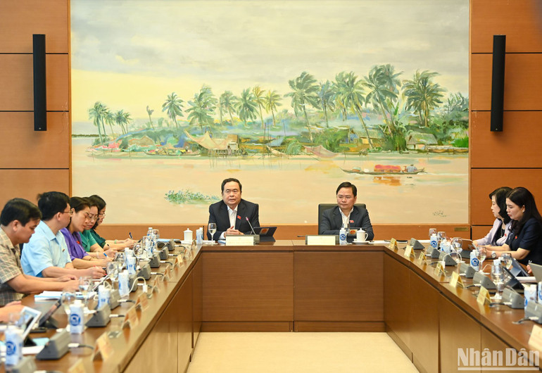 Quang cảnh phiên thảo luận ở Tổ 13. (Ảnh: DUY LINH)