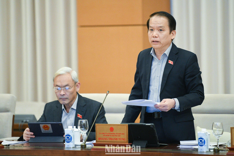 Chủ nhiệm Ủy ban Pháp luật của Quốc hội Hoàng Thanh Tùng góp ý kiến vào dự thảo Luật Khám bệnh, chữa bệnh (sửa đổi). (Ảnh: DUY LINH)