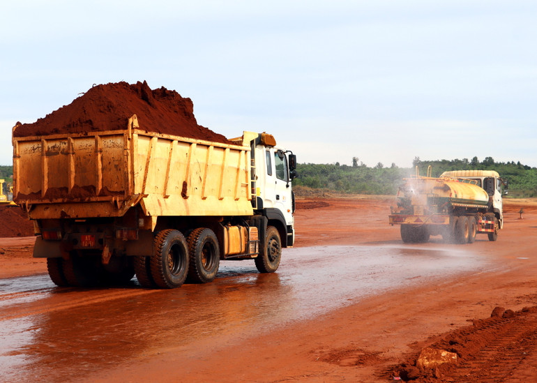 Tưới nước hạn chế bụi trong quá trình vận chuyển đất tại công trường dự án sân bay Long Thành.