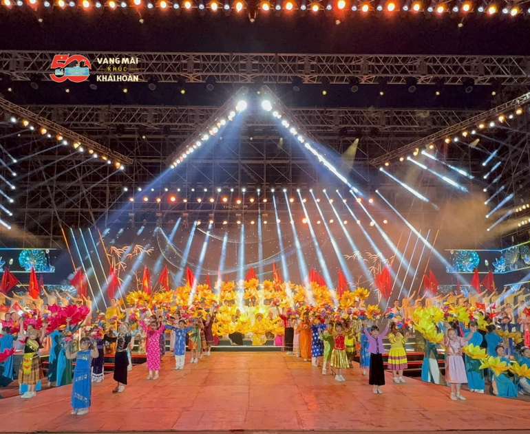 Tổng duyệt Cầu truyền hình "Vang mãi khúc khải hoàn" tại điểm cầu Hà Nội, tối 26/4.