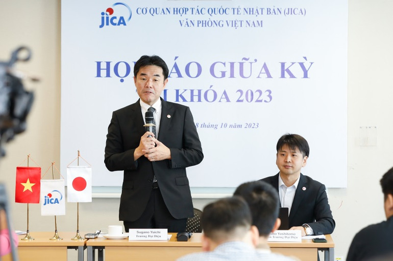 Ông Sugano Yuichi, Trưởng Đại diện JICA Việt Nam, bày tỏ kỳ vọng vào sự phục hồi của nền kinh tế Việt Nam trong tương lai nhờ sự tăng trưởng của tiêu dùng nội địa, sự tăng cường dòng vốn đầu tư FDI và sự phục hồi của ngành du lịch. Ông Sugano Yuichi, Trưởng Đại diện JICA Việt Nam, bày tỏ kỳ vọng vào sự phục hồi của nền kinh tế Việt Nam trong tương lai nhờ sự tăng trưởng của tiêu dùng nội địa, sự tăng cường dòng vốn đầu tư FDI và sự phục hồi của ngành du lịch.