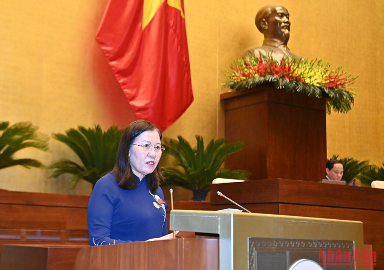 Chủ nhiệm Ủy ban Tư pháp của Quốc hội Lê Thị Nga trình bày Báo cáo thẩm tra. Ảnh: ĐĂNG KHOA