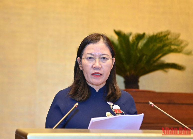 Chủ nhiệm Ủy ban Tư pháp của Quốc hội Lê Thị Nga trình bày Báo cáo thẩm tra tại phiên họp. Ảnh: ĐĂNG KHOA Chủ nhiệm Ủy ban Tư pháp của Quốc hội Lê Thị Nga trình bày Báo cáo thẩm tra tại phiên họp. Ảnh: ĐĂNG KHOA
