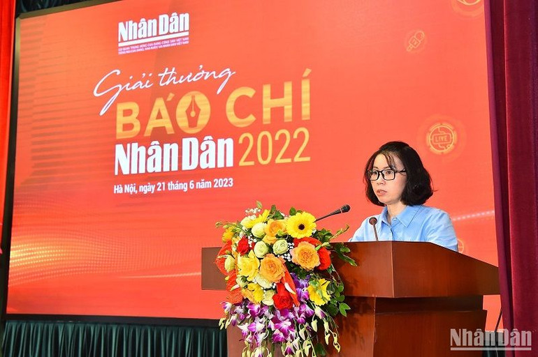Phó Chủ tịch, Trưởng Ban Nghiệp vụ Liên Chi hội Nhà báo Báo Nhân Dân Phan Thanh Phong trình bày nhận xét, đánh giá của Hội đồng Giải Báo chí Nhân Dân về các tác phẩm, nhóm tác phẩm dự giải. (Ảnh: THỦY NGUYÊN)