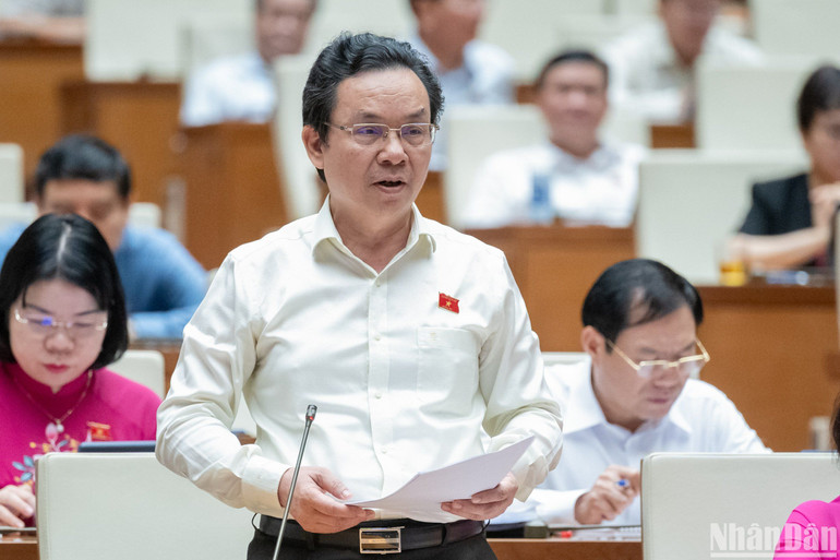 Đại biểu Hoàng Văn Cường (đoàn Hà Nội) góp ý kiến vào dự thảo Luật. (Ảnh: ĐĂNG KHOA)