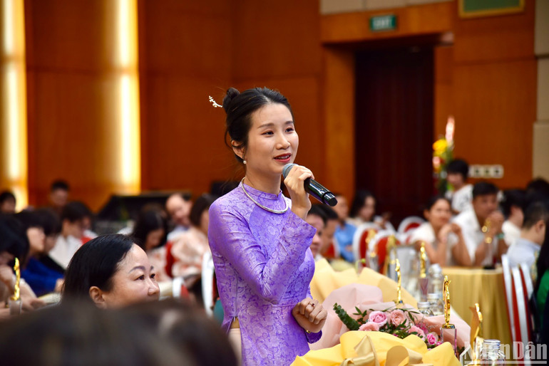 Nhà báo Thi Uyên chia sẻ tại Lễ trao giải. (Ảnh: NHẬT QUANG)