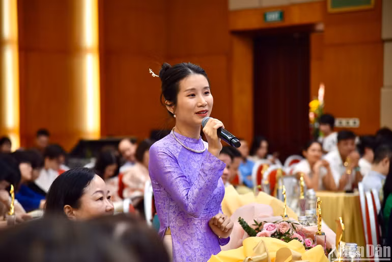 Nhà báo Thi Uyên chia sẻ tại Lễ trao giải. (Ảnh: NHẬT QUANG)