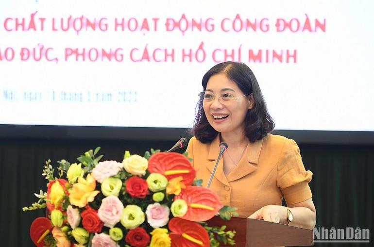 Phó Chủ tịch Công đoàn Văn phòng Trung ương Đảng Cao Thị Mai Hồng trình bày tham luận "Đổi mới và nâng cao chất lượng hoạt động công đoàn theo tư tưởng, đạo đức, phong cách Hồ Chí Minh". (Ảnh: THÀNH ĐẠT) Phó Chủ tịch Công đoàn Văn phòng Trung ương Đảng Cao Thị Mai Hồng trình bày tham luận "Đổi mới và nâng cao chất lượng hoạt động công đoàn theo tư tưởng, đạo đức, phong cách Hồ Chí Minh". (Ảnh: THÀNH ĐẠT)