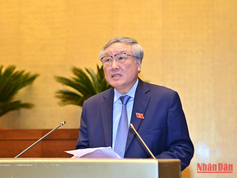 Chánh án Tòa án nhân dân tối cao Nguyễn Hòa Bình trình bày Báo cáo công tác năm 2022 tại phiên họp. (Ảnh: ĐĂNG KHOA)