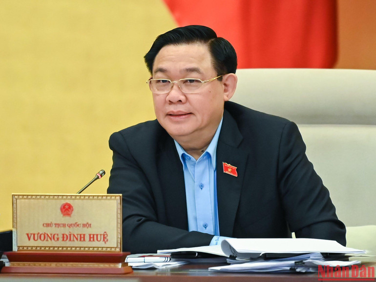 Chủ tịch Quốc hội Vương Đình Huệ tham gia ý kiến thảo luận tại phiên họp.