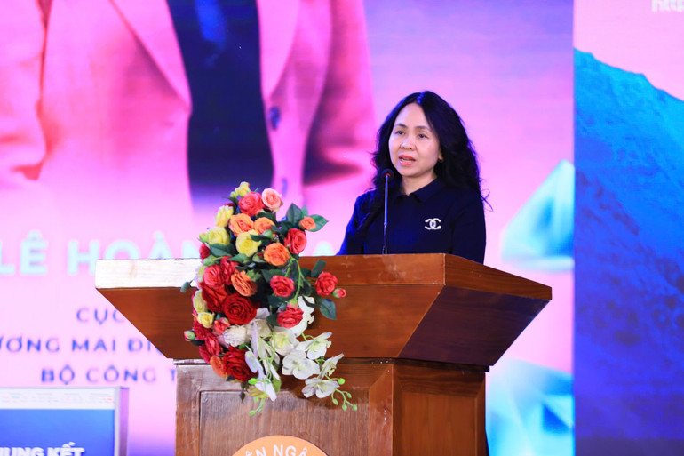 TS Lê Hoàng Oanh, Cục trưởng Cục Thương mại điện tử và Kinh tế số, Bộ Công thương phát biểu tại Gala Chung kết Cuộc thi Sinh viên Kinh doanh số 2024.