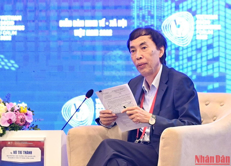 Tiến sĩ Võ Trí Thành phát biểu ý kiến thảo luận.