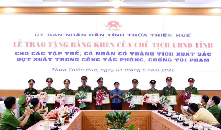 Chủ tịch UBND tỉnh khen thưởng 9 cá nhân xuất sắc trong công tác phòng, chống tội phạm liên quan đến vụ án.