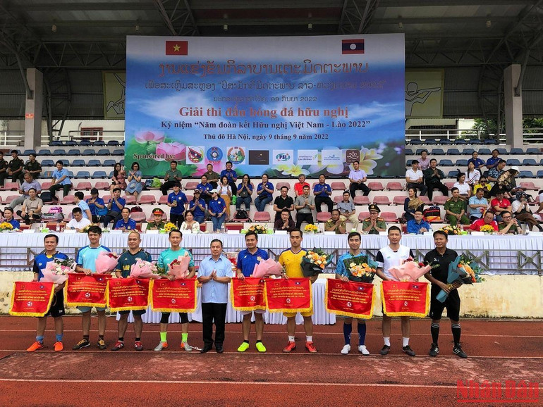 Đại sứ Lào tại Việt Nam Sengphet Houngboungnuang trao tặng hoa và kỷ niệm chương cho các đội bóng. Đại sứ Lào tại Việt Nam Sengphet Houngboungnuang trao tặng hoa và kỷ niệm chương cho các đội bóng.