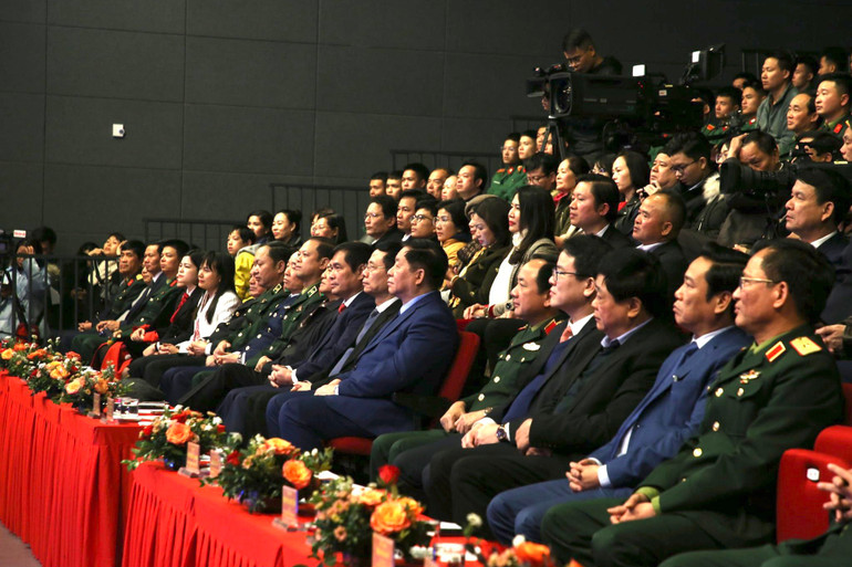 Các đồng chí lãnh đạo Đảng, Nhà nước và các đại biểu tham dự Chương trình.