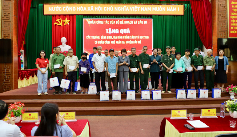 Thứ trưởng Kế hoạch và Đầu tư Nguyễn Thị Bích Ngọc tặng quà các thương binh, bệnh binh, gia đình chính sách tại huyện Bắc Mê, tỉnh Hà Giang.