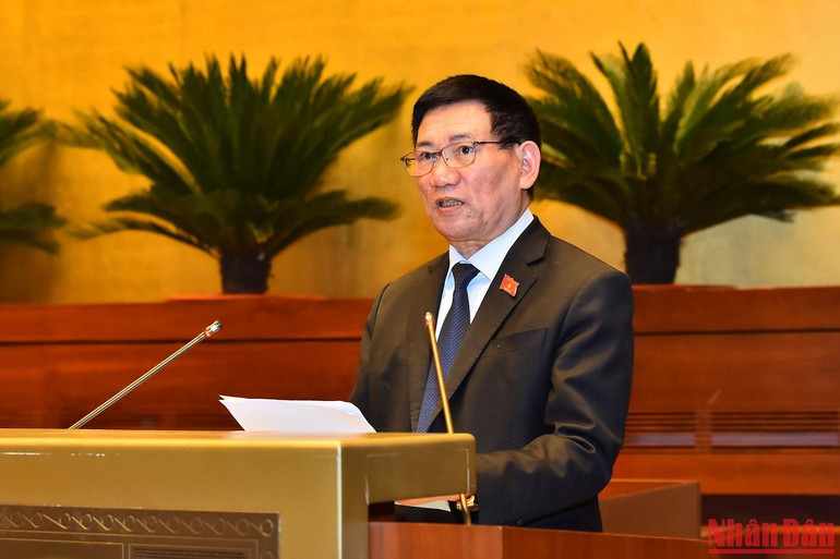 Bộ trưởng Tài chính Hồ Đức Phớc phát biểu tại phiên họp. (Ảnh: THỦY NGUYÊN)