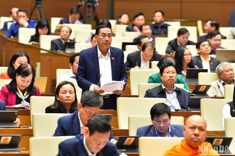 Đại biểu Quốc hội Phạm Văn Hòa (Đoàn Đồng Tháp) cho ý kiến vào dự thảo Quy hoạch tổng thể quốc gia thời kỳ 2021-2030, tầm nhìn đến 2050. (Ảnh: THỦY NGUYÊN)