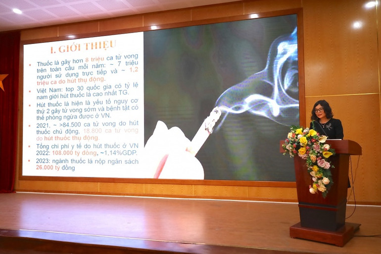 Đại diện Trường đại học Y tế công cộng trình bày nội dung nghiên cứu.