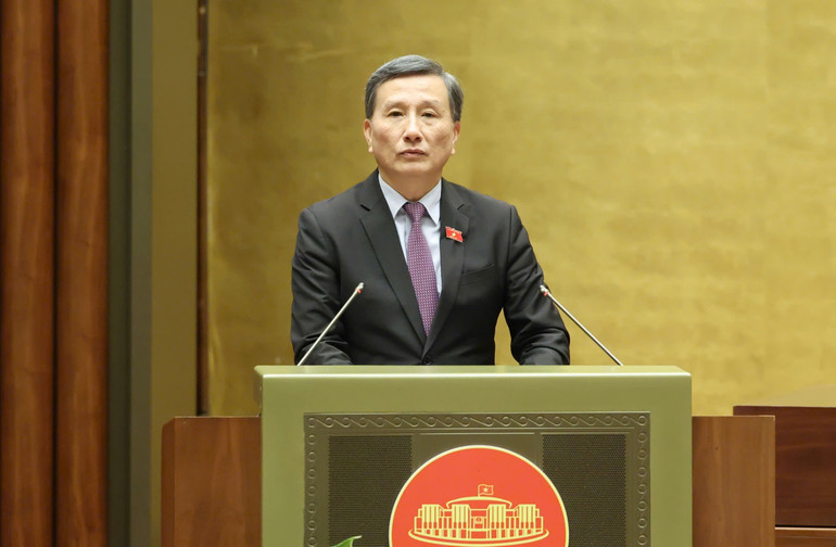 Chủ nhiệm Ủy ban Khoa học, Công nghệ và Môi trường Lê Quang Huy trình bày báo cáo thẩm tra. (Ảnh: DUY LINH) Chủ nhiệm Ủy ban Khoa học, Công nghệ và Môi trường Lê Quang Huy trình bày báo cáo thẩm tra. (Ảnh: DUY LINH)