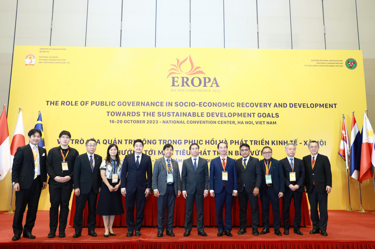 Thứ trưởng Nội vụ Triệu Văn Cường và Giám đốc Học viện Hành chính Quốc gia Nguyễn Bá Chiến chụp ảnh lưu niệm cùng các đại biểu quốc tế.