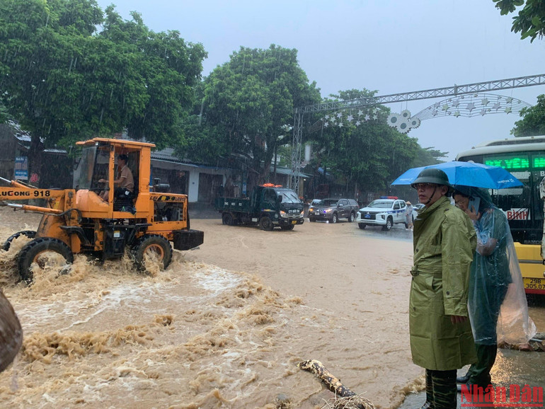 Chủ tịch UBND huyện Lương Sơn Nguyễn Văn Danh chỉ đạo phòng, chống lũ.