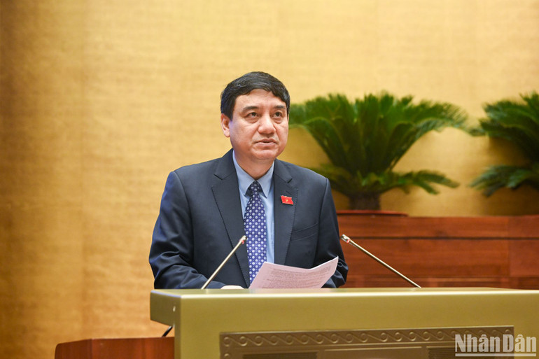 Chủ nhiệm Ủy ban Văn hóa, Giáo dục của Quốc hội Nguyễn Đắc Vinh trình bày báo cáo thẩm tra. (Ảnh: DUY LINH) Chủ nhiệm Ủy ban Văn hóa, Giáo dục của Quốc hội Nguyễn Đắc Vinh trình bày báo cáo thẩm tra. (Ảnh: DUY LINH)