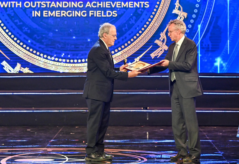 Giáo sư Sir Richard Henry Friend, Chủ tịch Hội đồng Giải thưởng VinFuture trao Giải Đặc biệt Dành cho nhà khoa học nghiên cứu các lĩnh vực mới.