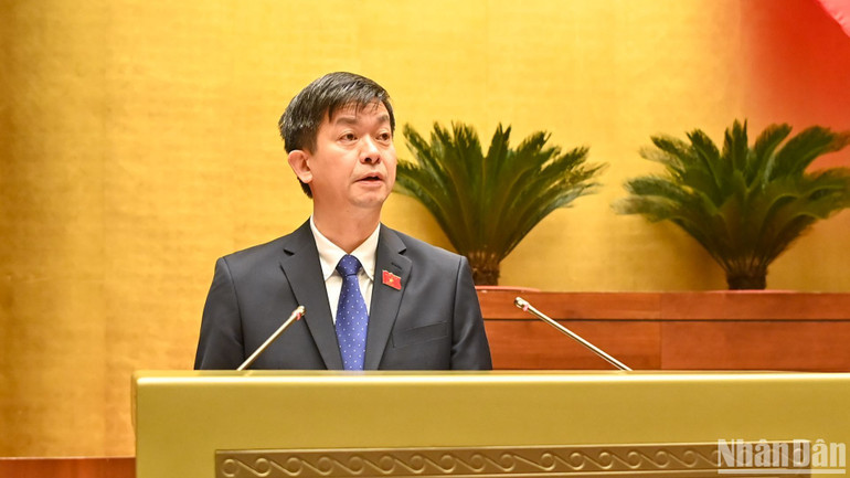 Tổng Thư ký Quốc hội, Chủ nhiệm Văn phòng Quốc hội Lê Quang Tùng trình bày Tờ trình dự án Luật. (Ảnh: DUY LINH)