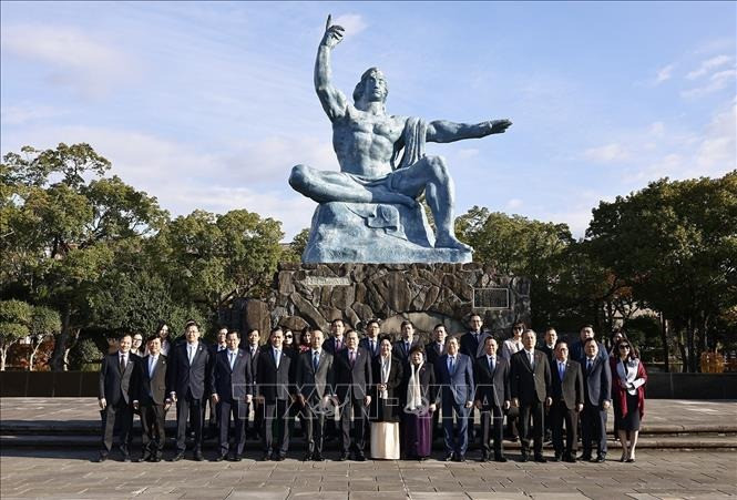 Chủ tịch Quốc hội Trần Thanh Mẫn và Phu nhân với đại biểu tại Công viên Hòa bình.