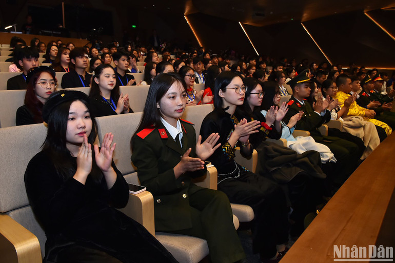 Các em học sinh, sinh viên, thanh niên dân tộc thiểu số xuất sắc, tiêu biểu tham dự Lễ tuyên dương. (Ảnh: THỦY NGUYÊN) Các em học sinh, sinh viên, thanh niên dân tộc thiểu số xuất sắc, tiêu biểu tham dự Lễ tuyên dương. (Ảnh: THỦY NGUYÊN)