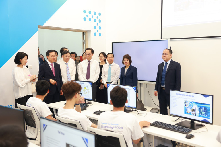Thứ trưởng Kế hoạch và Đầu tư Nguyễn Thị Bích Ngọc (thứ 2 từ phải sang) và các đại biểu tham quan 1 lớp học của Chương trình Phát triển nhân tài công nghệ - Samsung Innovation Campus (SIC).