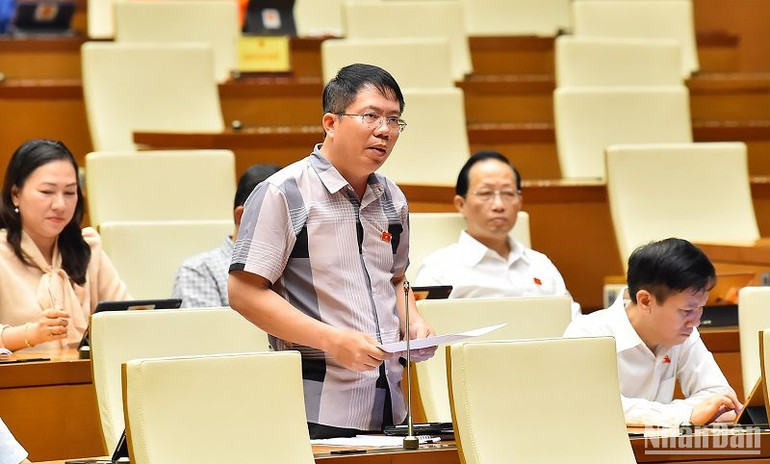 Đại biểu Nguyễn Văn Hiển phát biểu ý kiến thảo luận. (Ảnh: THỦY NGUYÊN) Đại biểu Nguyễn Văn Hiển phát biểu ý kiến thảo luận. (Ảnh: THỦY NGUYÊN)