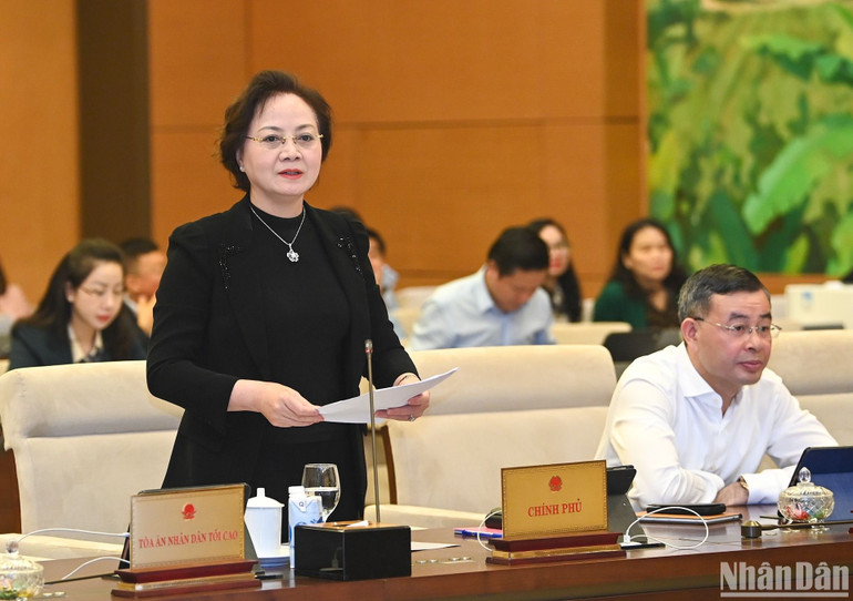 Bộ trưởng Nội vụ Phạm Thị Thanh Trà trình bày Tờ trình của Chính phủ tại phiên họp. (Ảnh: DUY LINH) Bộ trưởng Nội vụ Phạm Thị Thanh Trà trình bày Tờ trình của Chính phủ tại phiên họp. (Ảnh: DUY LINH)