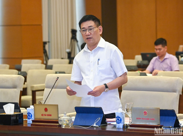 Bộ trưởng Tài chính Hồ Đức Phớc trình bày tóm tắt tờ trình của Chính phủ. (Ảnh: DUY LINH)