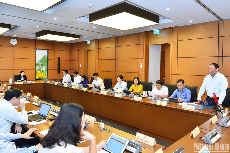 Quang cảnh phiên thảo luận ở Tổ 7. (Ảnh: THỦY NGUYÊN)