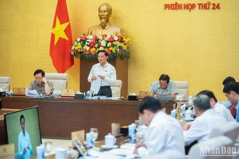 Phó Chủ tịch Quốc hội Nguyễn Khắc Định điều hành phiên thảo luận chiều 12/7. (Ảnh: DUY LINH)