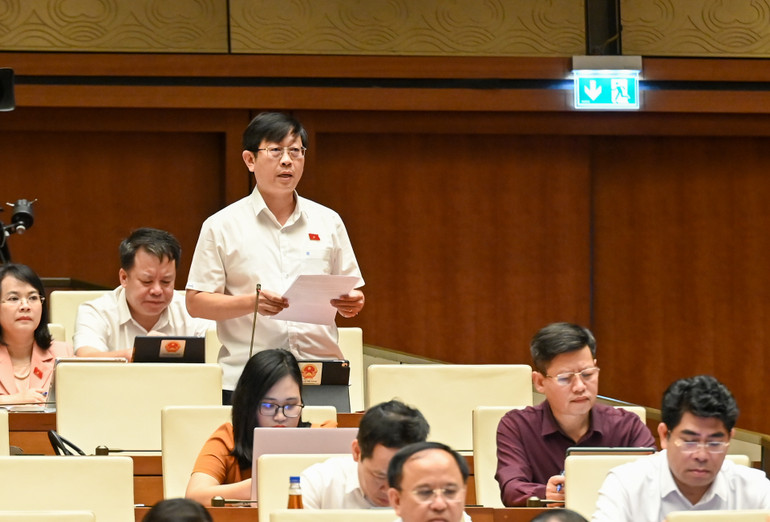 Đại biểu Nguyễn Hữu Thông (Đoàn Bình Thuận). (Ảnh: BÙI GIANG)