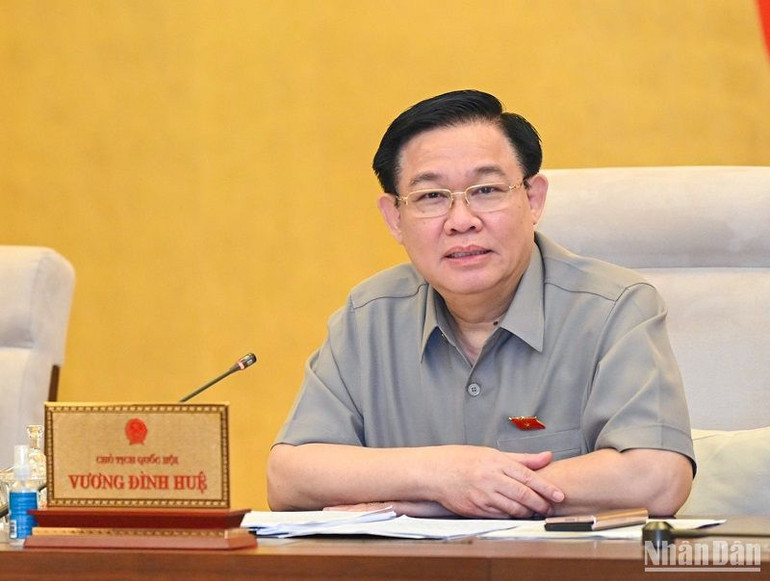 Chủ tịch Quốc hội Vương Đình Huệ nhấn mạnh, báo cáo cần nêu ra quan điểm lớn, những nội dung chính, chính sách lớn cần phải sửa đổi, bổ sung. (Ảnh: DUY LINH)