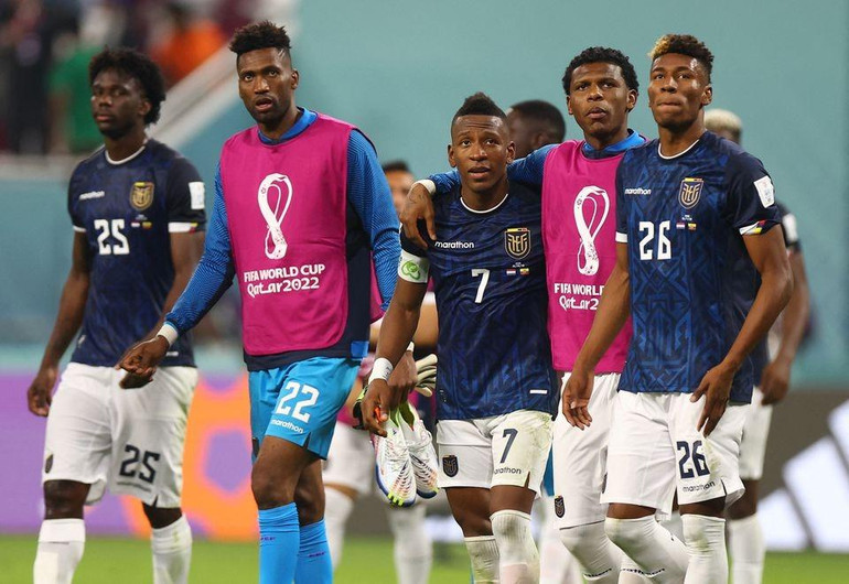 Các cầu thủ Ecuador sau trận đấu. (Ảnh: Reuters)