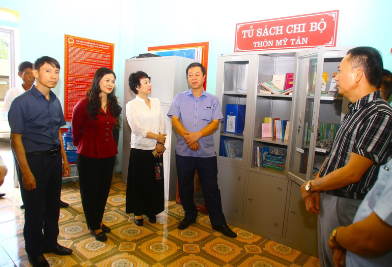 Đoàn công tác tham quan mô hình “Tủ sách Chi bộ” tại thôn Mỹ Tân, xã Tân Quang, huyện Bắc Quang, tỉnh Hà Giang.