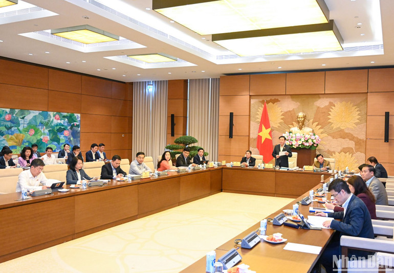 Quang cảnh buổi làm việc. (Ảnh: DUY LINH)