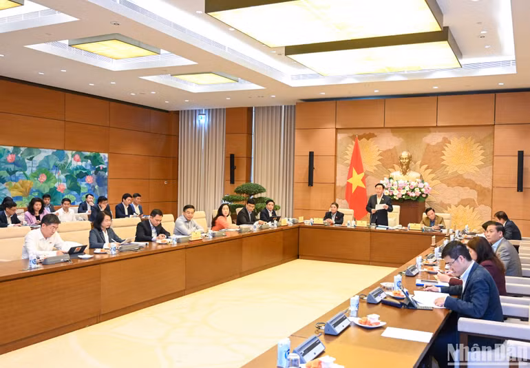 Quang cảnh buổi làm việc. (Ảnh: DUY LINH)