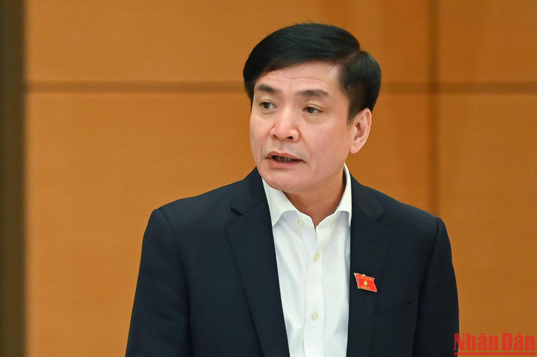 Tổng Thư ký Quốc hội, Chủ nhiệm Văn phòng Quốc hội Bùi Văn Cường phát biểu tại phiên họp.