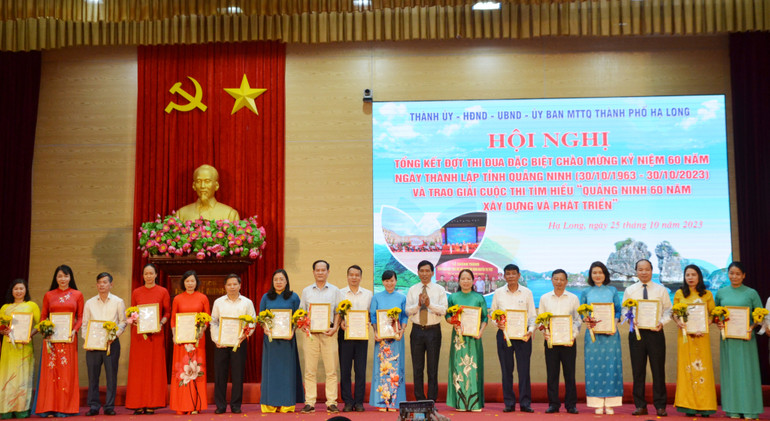 Đồng chí Nguyễn Tiến Dũng, Chủ tịch Ủy ban nhân dân thành phố trao Giấy khen cho các tập thể đạt giải tại Cuộc thi tìm hiểu “Quảng Ninh 60 năm xây dựng và phát triển”. Đồng chí Nguyễn Tiến Dũng, Chủ tịch Ủy ban nhân dân thành phố trao Giấy khen cho các tập thể đạt giải tại Cuộc thi tìm hiểu “Quảng Ninh 60 năm xây dựng và phát triển”.